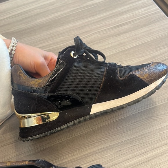 Louise Vuitton logo sneakers. - Picture 5 of 6